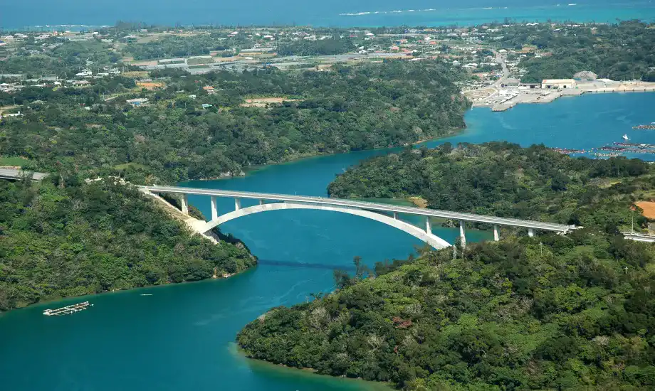Overall view　A white arch spans Okinawa’s blue sea and lush greenery.