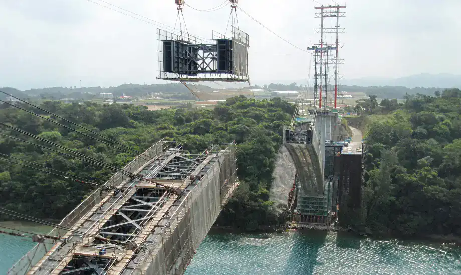 Steel pipe arch construction　Blocks are transported using a cable crane stretched across the strait,and connected to form the arch.