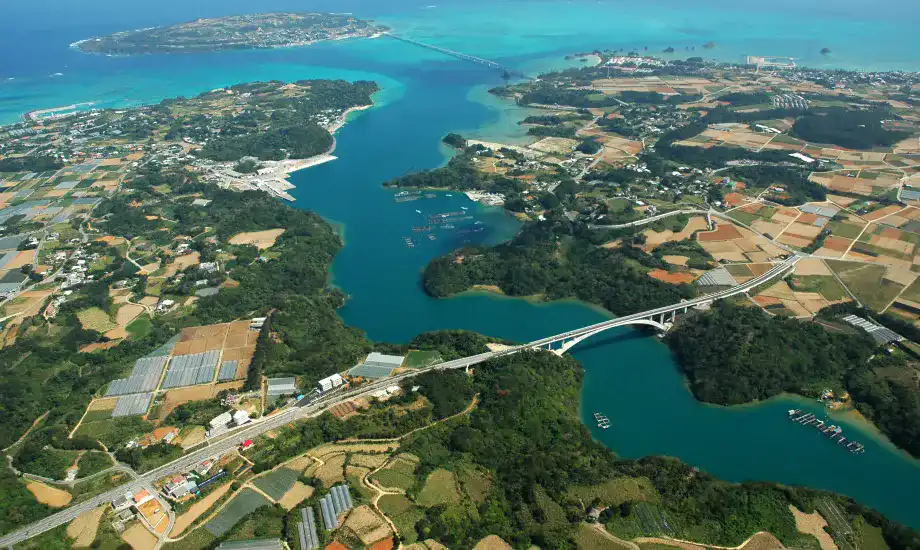 Distant view　Warumi-ohashi, which connects the Motobu Peninsula (left) and Yagaji Island (right).