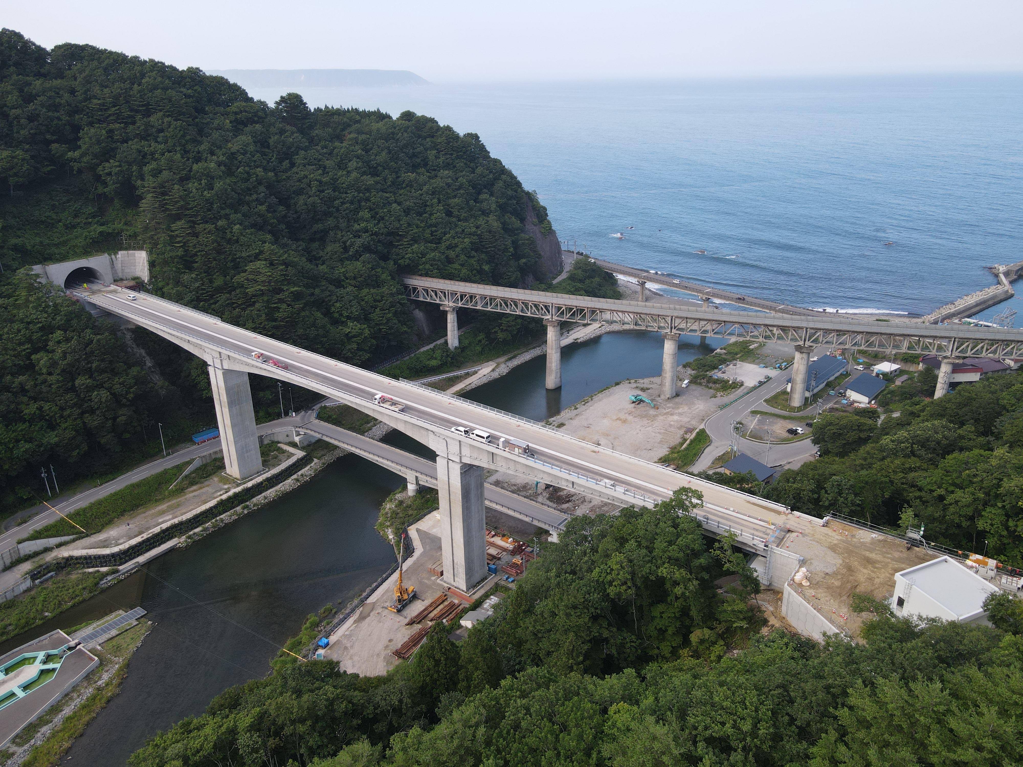 手前より、新安家大橋、三陸鉄道、国道45号