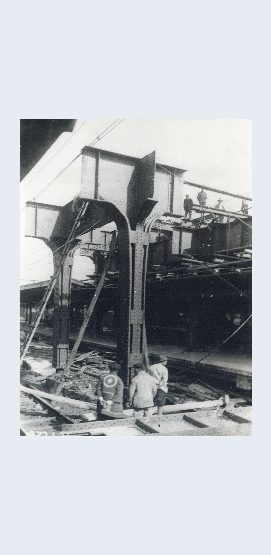 秋葉原駅建設工事　1932(昭和7)年　錢高組社章の半纏を着た人物が写る