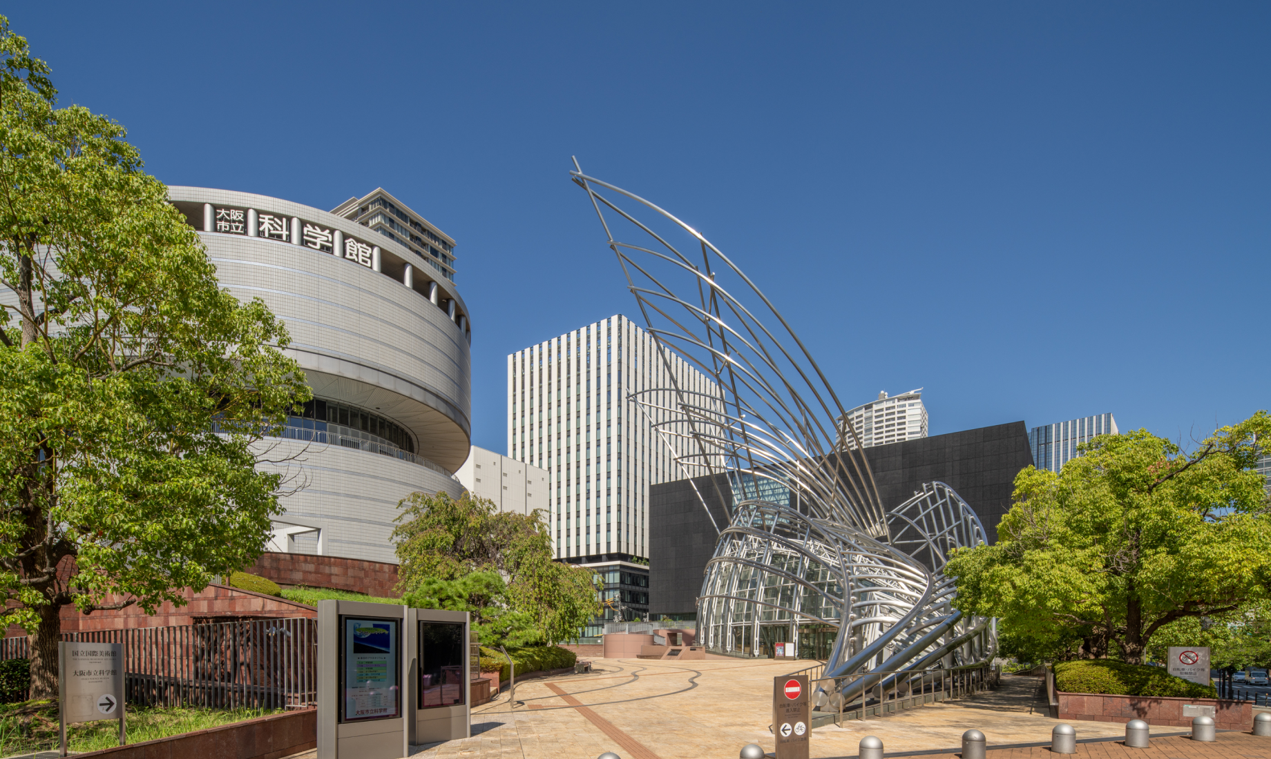 (左)大阪市立科学館、(右手前)国立国際美術館、そして(右奥)大阪中之島美術館3館とも当社が施工を担当しました。