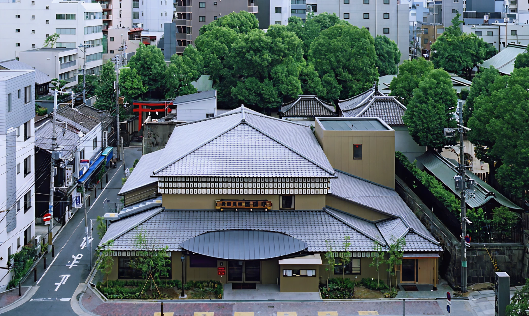 街並みに調和する瓦屋根の姿