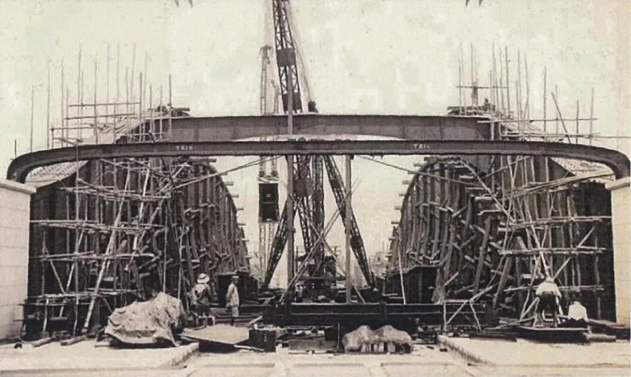 施工中の勝鬨橋 1枚目の写真には「(錢)高組 作業場」の文字が見える。(写真提供:東京都建設局)