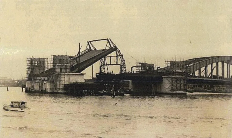 施工中の勝鬨橋 1枚目の写真には「(錢)高組 作業場」の文字が見える。(写真提供:東京都建設局)