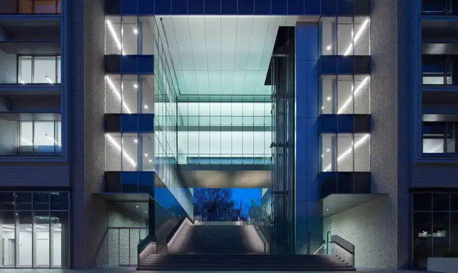 街とキャンパスとのつながりを意識したゲート