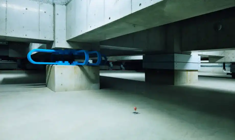 免震装置(右)と鋼製ダンパー(左)　建物を地震の揺れから守る。