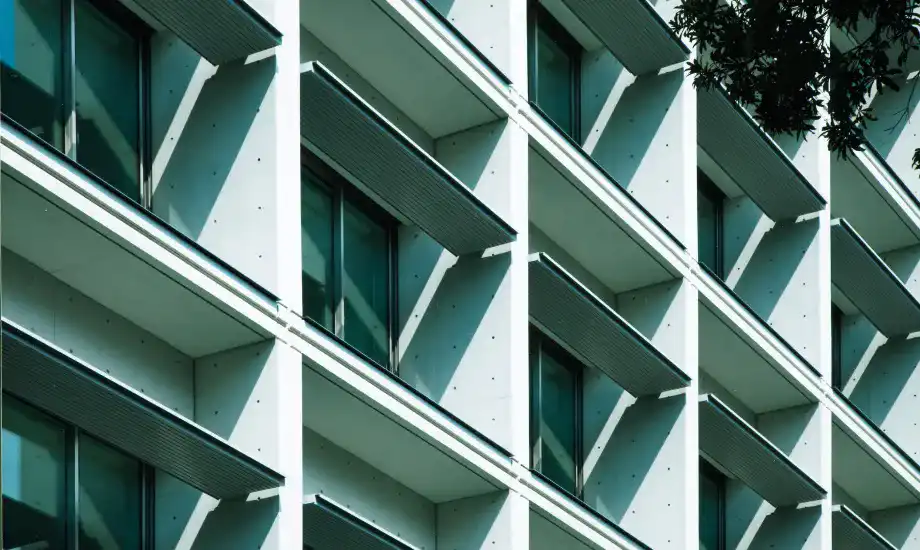 庇の下に取り付けられた「ライトシェルフ」。間接光を取り込み、照明負荷を軽減する。