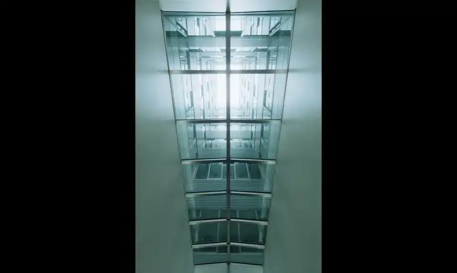 建物の中央を縦に貫く「エコボイド」が自然採光・自然通風を担う。