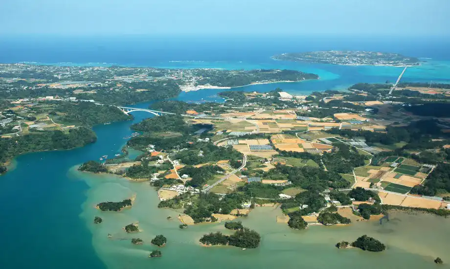 遠景　手前の我部(がぶ)干潟に浮かぶ島々にマングローブ林が広がる。