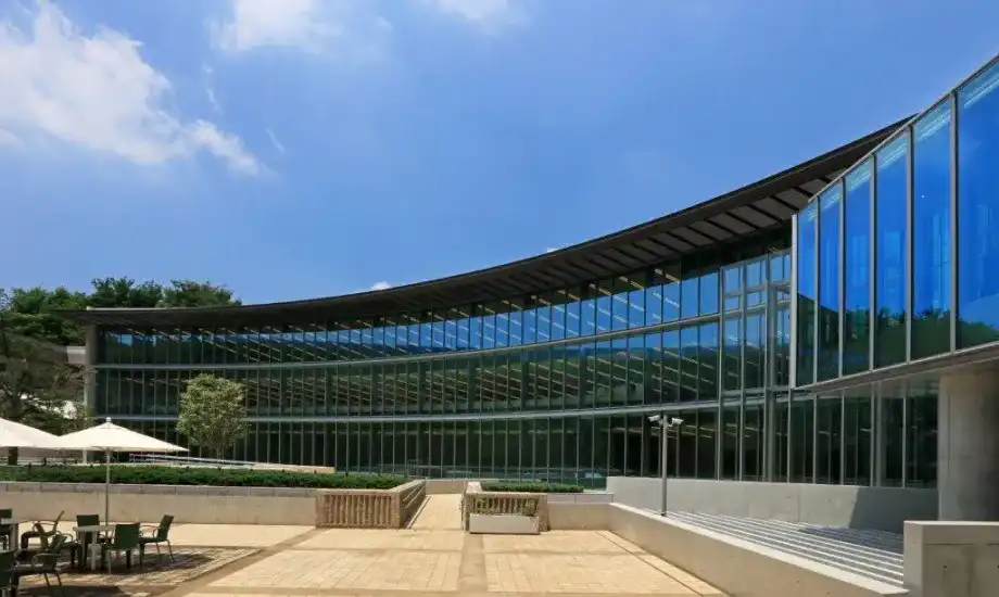 大きな弧を描くガラスの大壁面