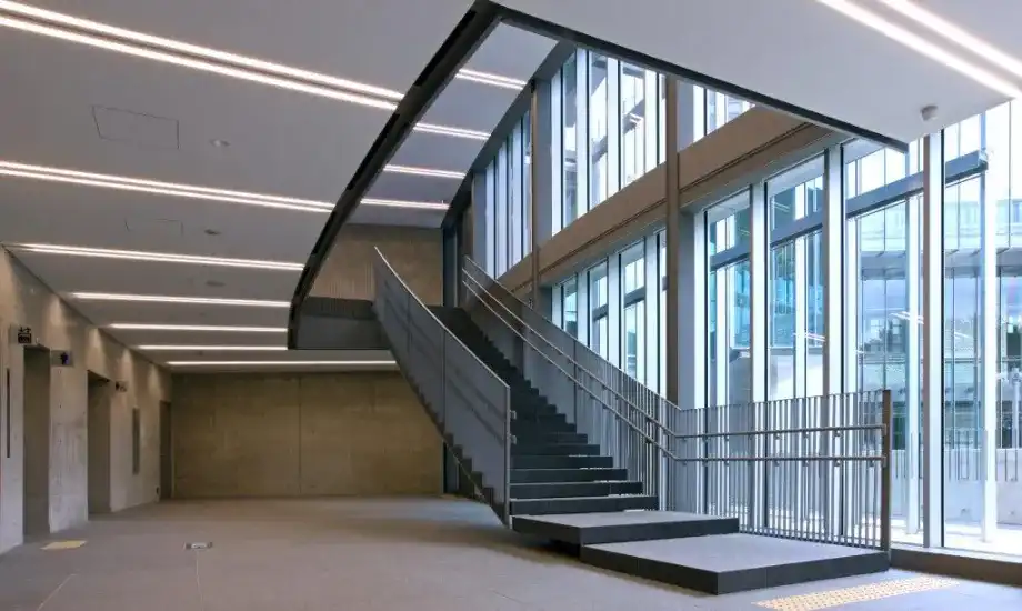 エントランスの鉄骨製階段。高い施工精度が要求された。