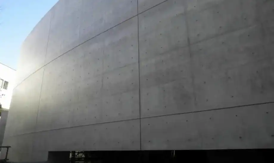 美しい仕上がりの打ち放しコンクリートの大壁面