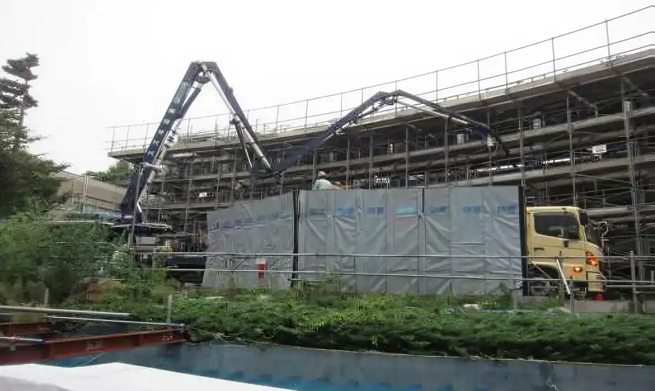 ポンプ車を吸遮音パネルで囲い騒音を軽減