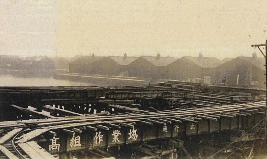 Kachidoki Bridge during construction. In the first photo,
you can see the words “(Zeni)taka Construction Site.”(Photo courtesy of the Tokyo Metropolitan Government Bureau of Construction)