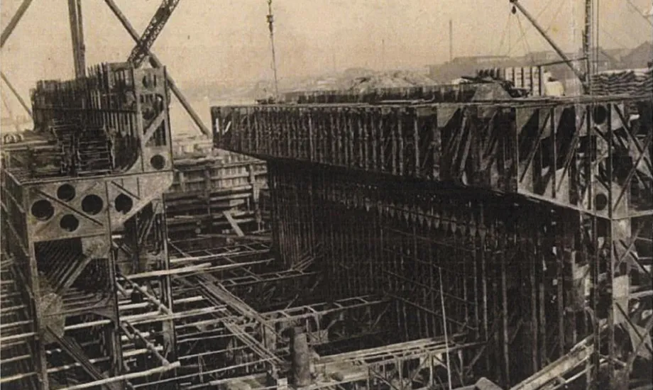 Kachidoki Bridge during construction. In the first photo,
you can see the words “(Zeni)taka Construction Site.”(Photo courtesy of the Tokyo Metropolitan Government Bureau of Construction)