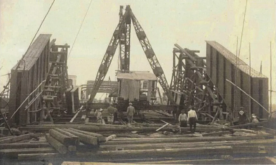 Kachidoki Bridge during construction. In the first photo,
you can see the words “(Zeni)taka Construction Site.”(Photo courtesy of the Tokyo Metropolitan Government Bureau of Construction)