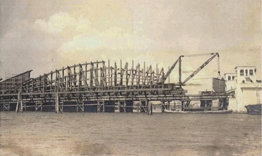 Kachidoki Bridge during construction. In the first photo,
you can see the words “(Zeni)taka Construction Site.”(Photo courtesy of the Tokyo Metropolitan Government Bureau of Construction)