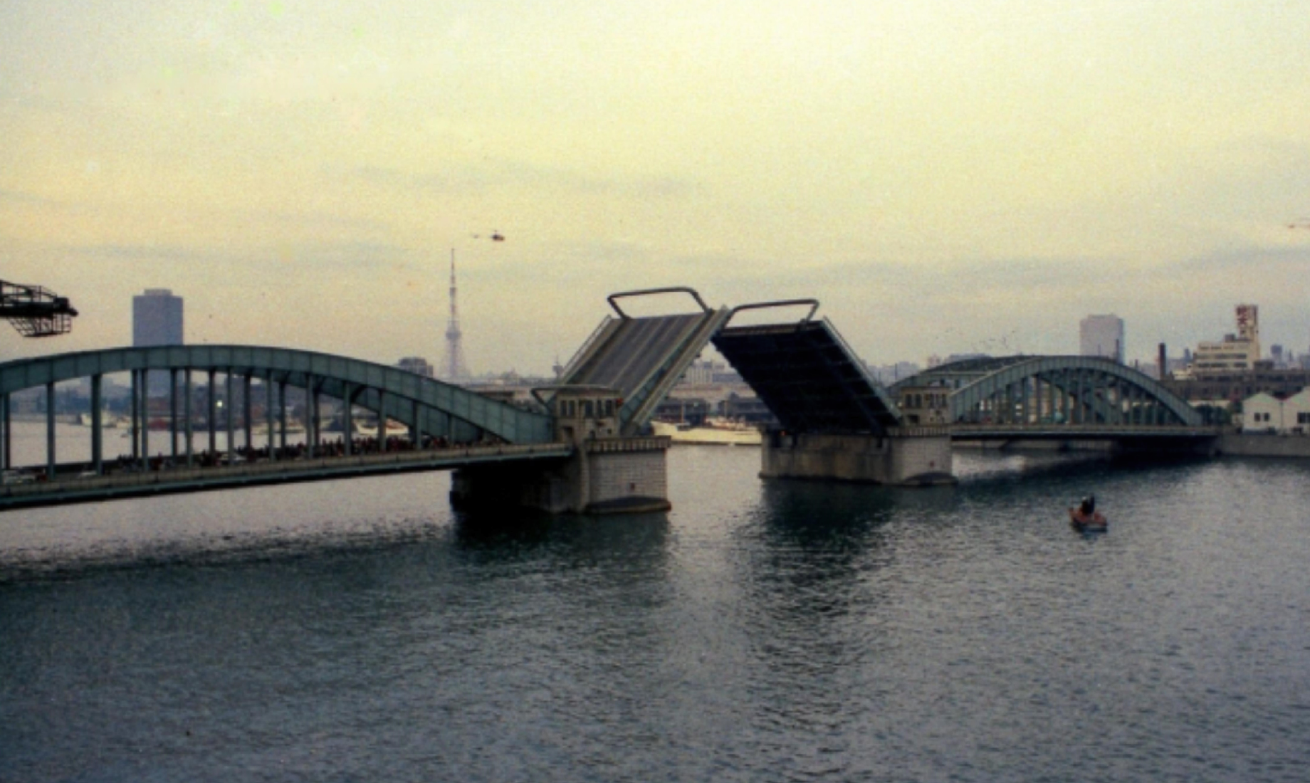 Kachidoki Bridge during its operational period Tokyo Tower visible in the back left (Photo: Takashi Yasukochi, From the Digital Archives of the Civil Engineering Library, JSCE)