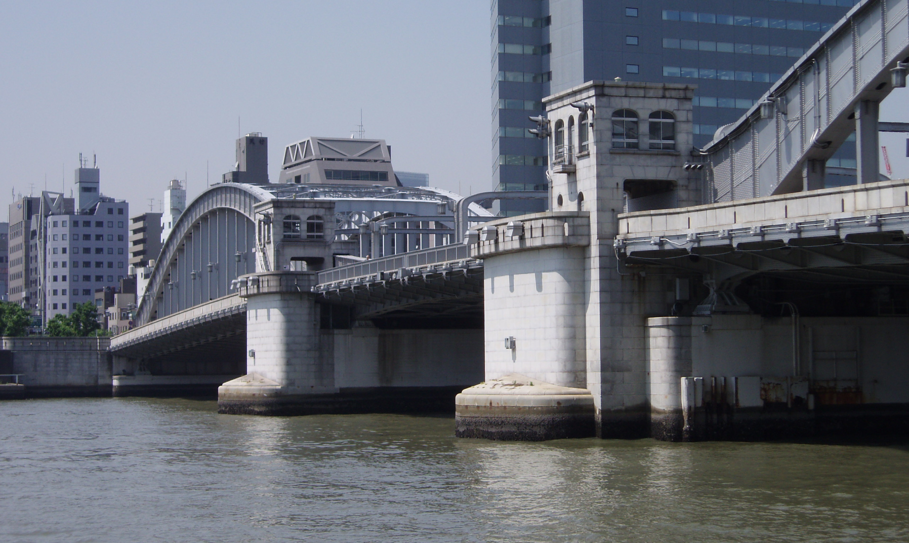 The Kachidoki Bridge retains its original appearance, even though it no longer opens