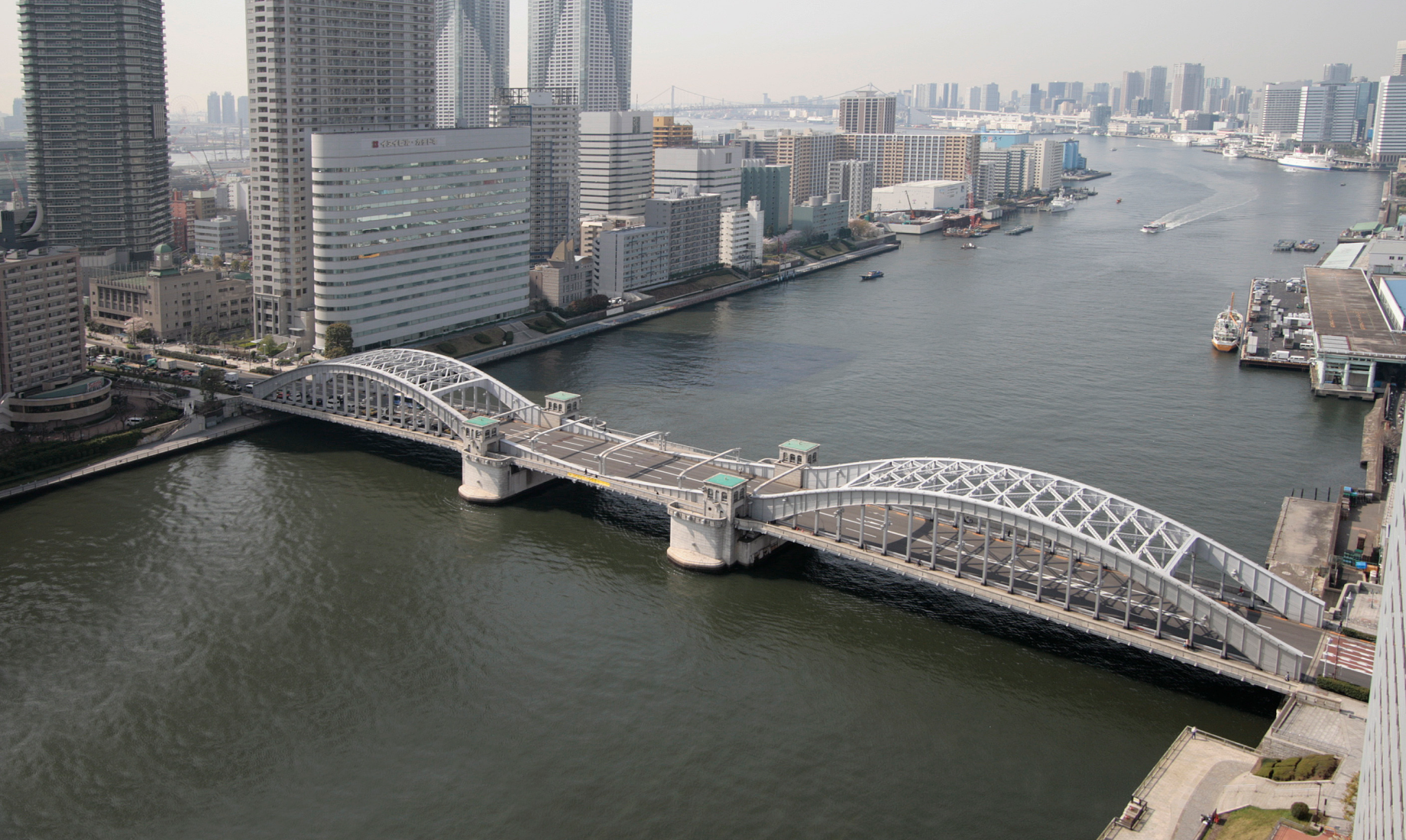 The Kachidoki Bridge retains its original appearance, even though it no longer opens
