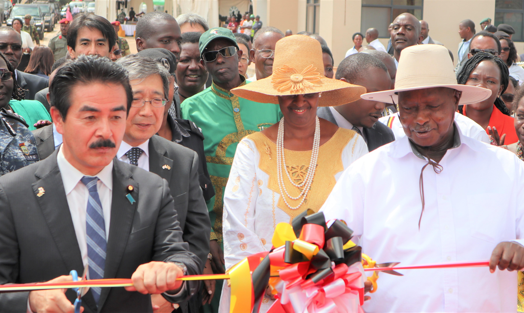 Tape-cutting ceremony by then Vice Minister for Foreign Affairs Sato (left) and President Museveni (right)