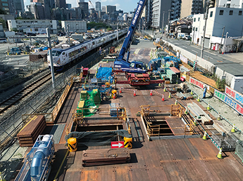 現在の工事状況と横を走行する列車