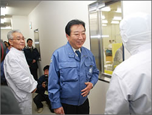 工場視察中の野田総理。左は高橋社長。