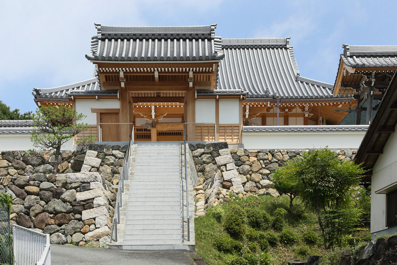 古からの南参道（階段）と山門も改築し、建立当時の主参道を 継承しています。