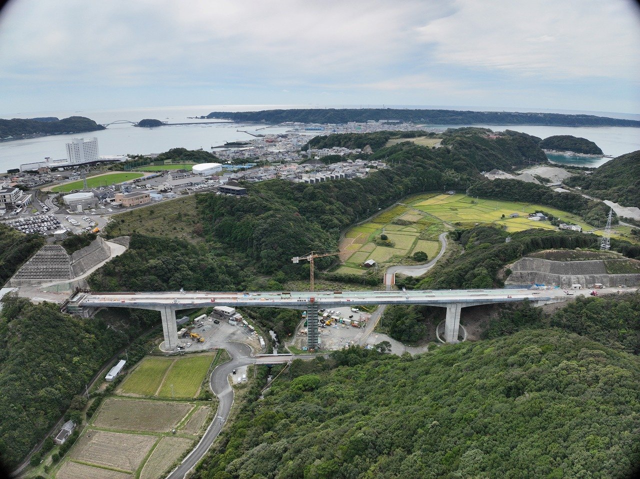 すさみ串本道路 鬮野川(くじのがわ)橋上部工工事 桁が完成しました