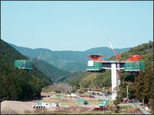 P1橋脚（右）とP2橋脚（左）