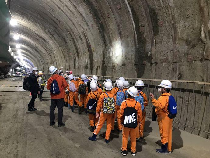 トンネル工事の現場で地元小学生を招いた現場見学会を開催